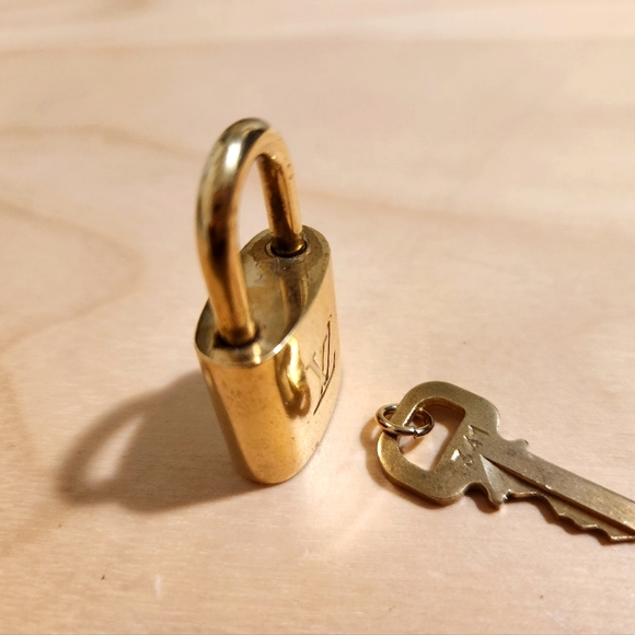 # 341 Louis Vuitton Lock and key 🔥 - Picture 1 of 8